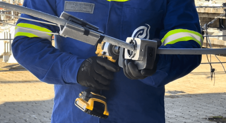 Chave de impacto sendo utilizado por eletricista.