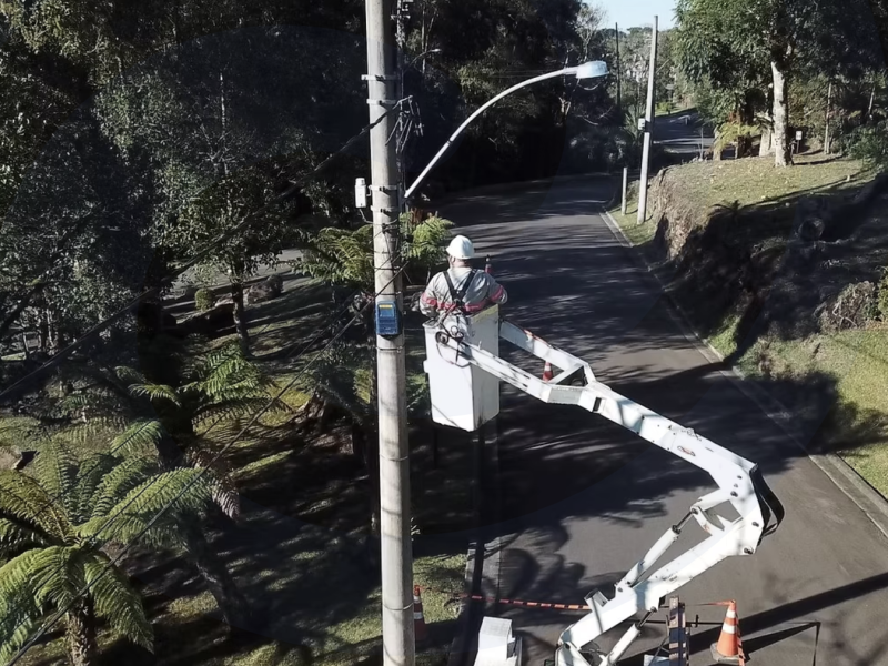 Eletricista de linha viva trabalhando